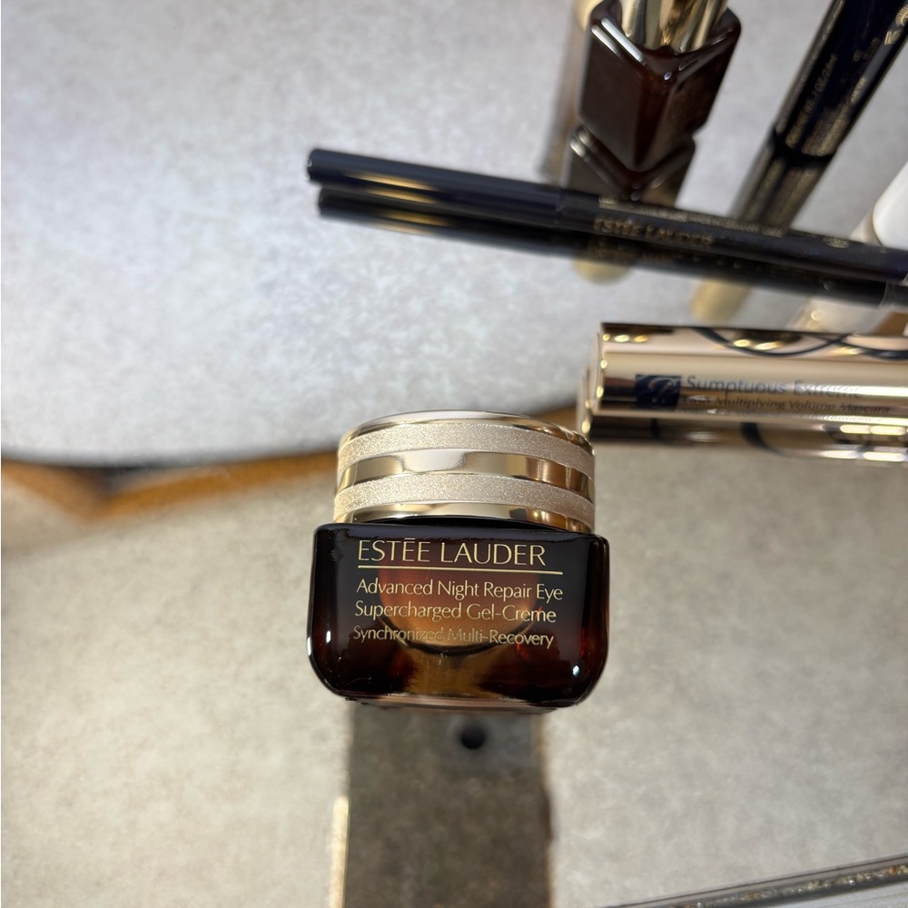 Estée Lauder Makeup and Skincare Set Brand New - Picture 3 of 6